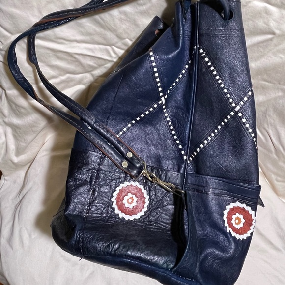 Handmade leather shoulder bag/back pack - Picture 8 of 12